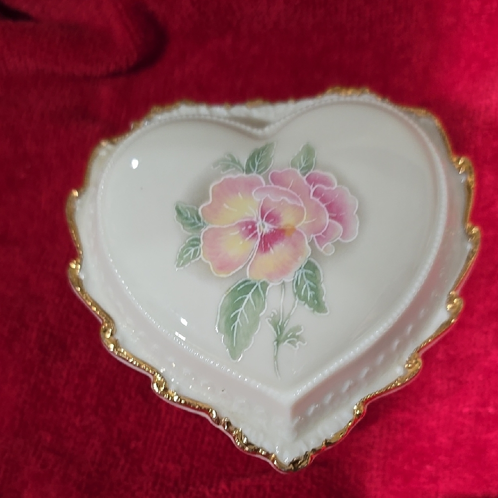 Heart-Shaped Floral Trinket Box with Gold Trim. Heritage House, Inc. Music box